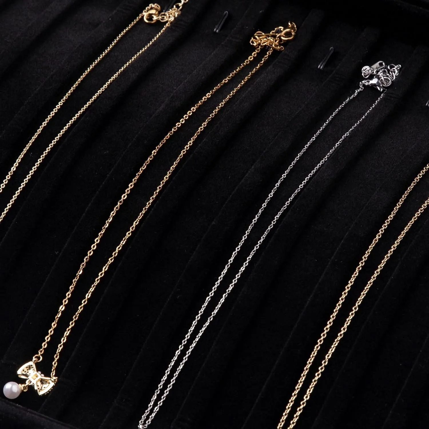 Frebeauty 15 Hooks Necklace Tray Velvet Neckalce Organizer with Clear Lid Lockable Necklace Holder Box Jewelry Organizer for Pendants Chains Necklace Jeweley Tray for Women Girls(Black)