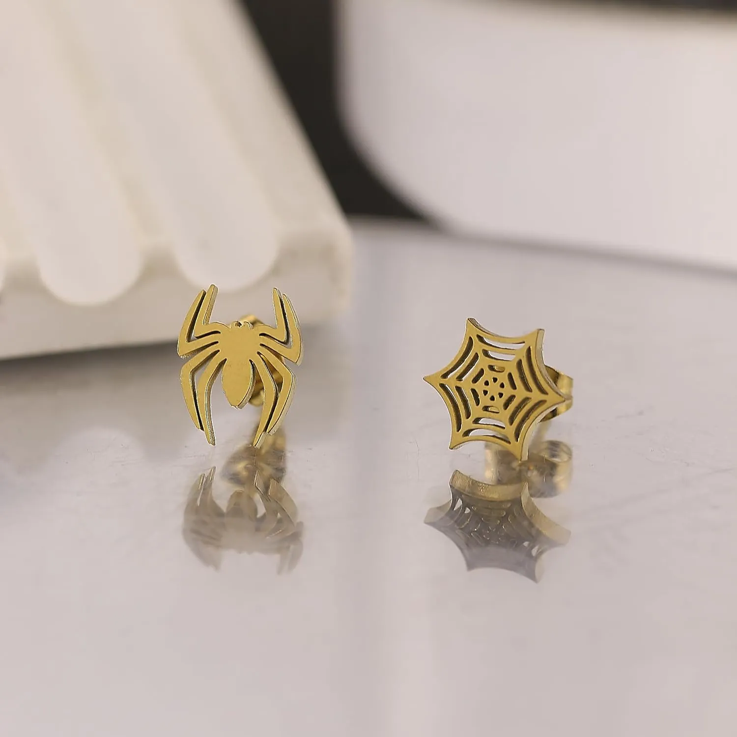 Gothic Spider Earrings for Women Minimalist Asymmetric Spider Web Spider Stud Earrings Punk Spider Web Cartilage Earrings Helix Piercing Earrings Halloween Jewelry Accessories
