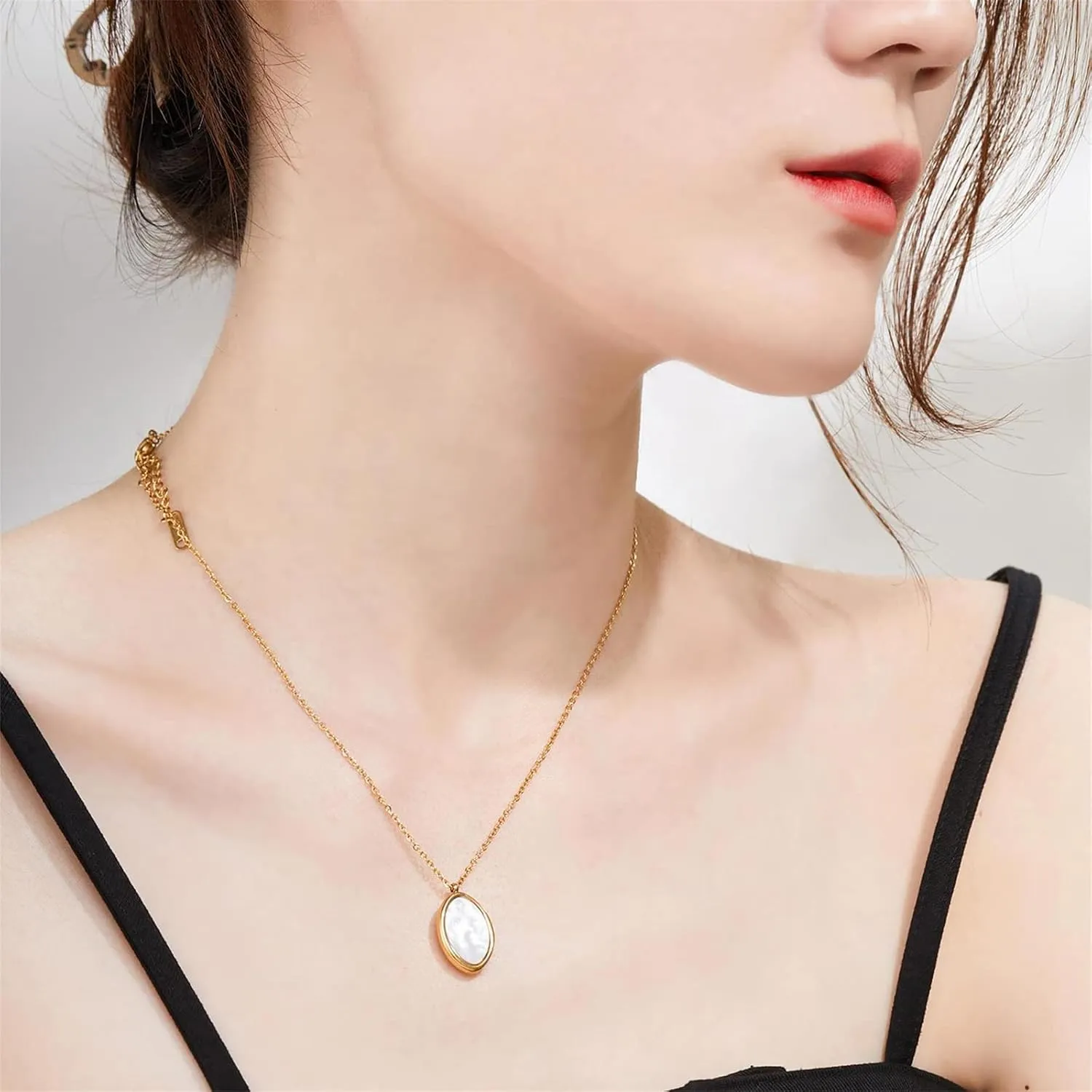 Mother of Pearl Necklace for Women Gold Dainty Oval Mother of Pearl Pendant Necklace for Women Girls, 18K Gold Plated, Adjustable, Handmade Necklaces