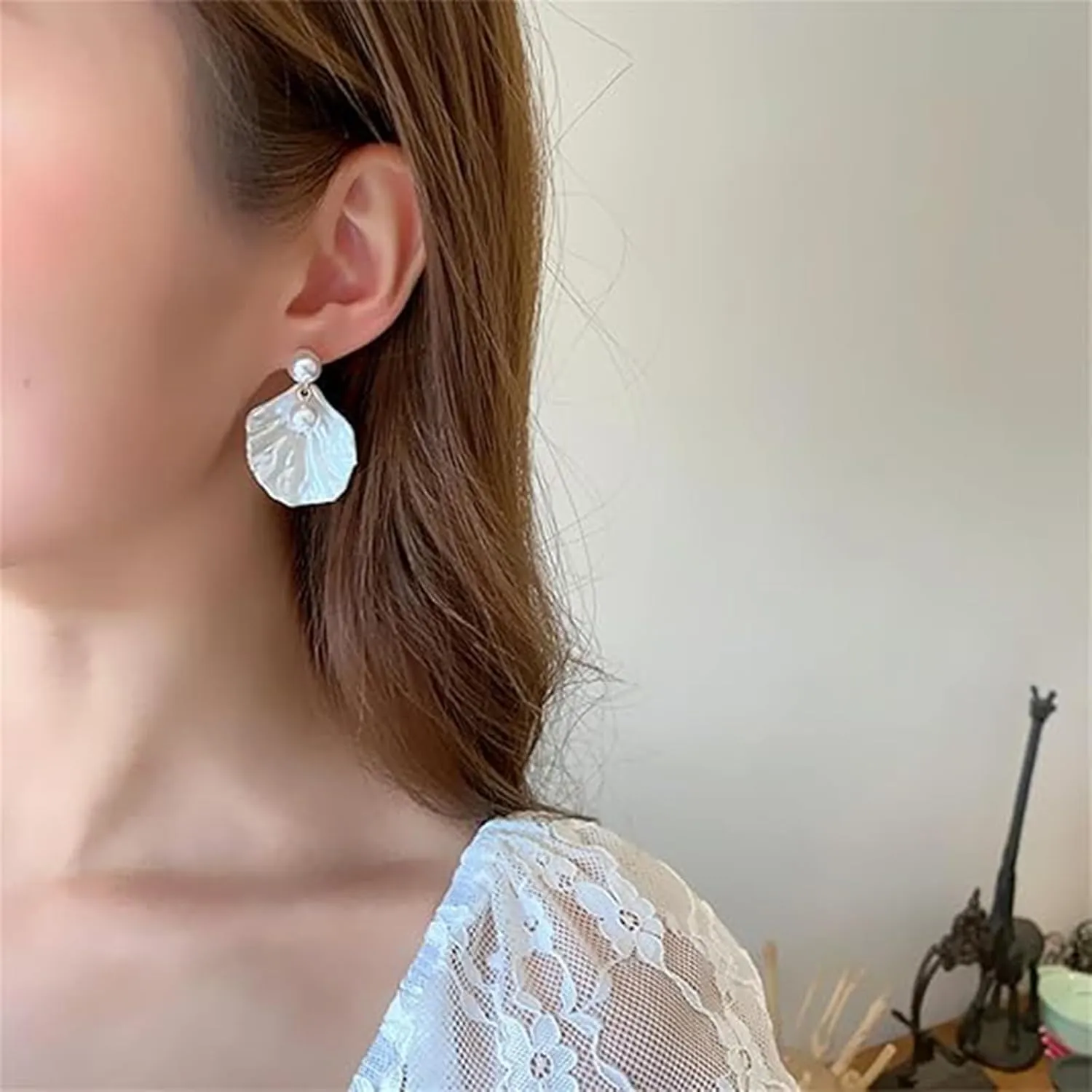 Seashell Pearl Earrings for Women Double Layer Shell Pearl Dangle Earrings Acrylic Lightweight Seashell Stud Earrings Cute Pearl Seashell Beach Drop Earrings Summer Holiday Costume Jewelry Accessories